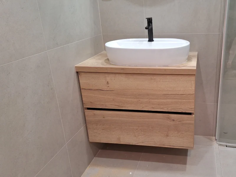 Kúpeľňové skrinky na mieru – pohľad 1
