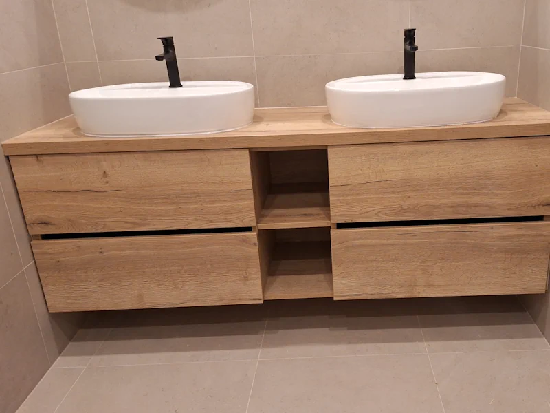 Kúpeľňové skrinky na mieru – pohľad 2