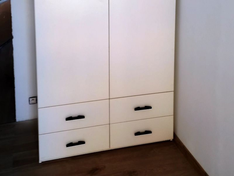 Šatníková skriňa biela na mieru – pohľad 1