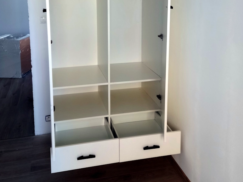Šatníková skriňa biela na mieru – pohľad 2