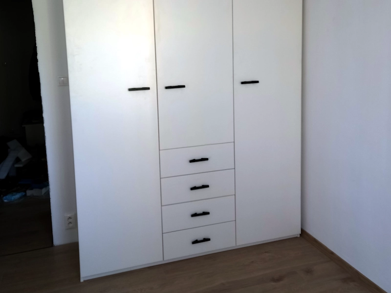Šatníková skriňa biela na mieru – pohľad 4