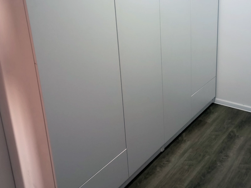 Šatníková skriňa z bielej laminovanej DTD dosky na mieru – pohľad 1