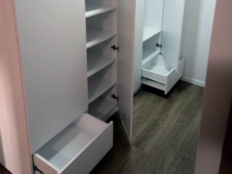 Šatníková skriňa z bielej laminovanej DTD dosky na mieru – pohľad 2
