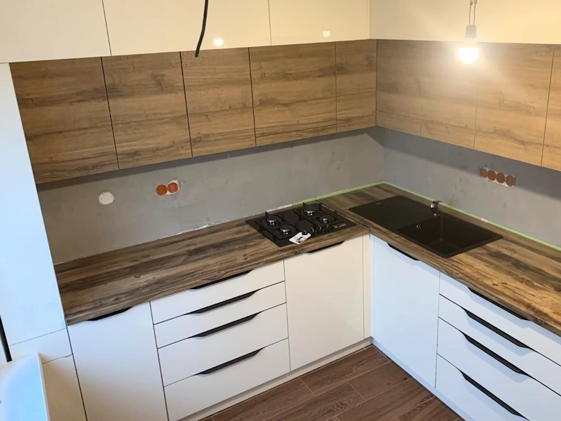 Kuchynská linka s acrylovými dvierkami v kombinácii s laminovanou DTD doskou – pohľad 2