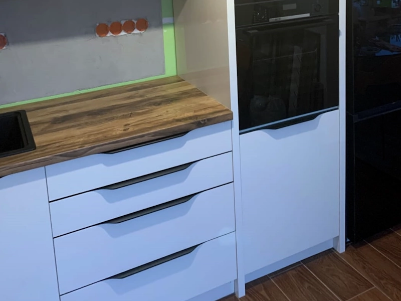Kuchynská linka s acrylovými dvierkami v kombinácii s laminovanou DTD doskou – pohľad 3