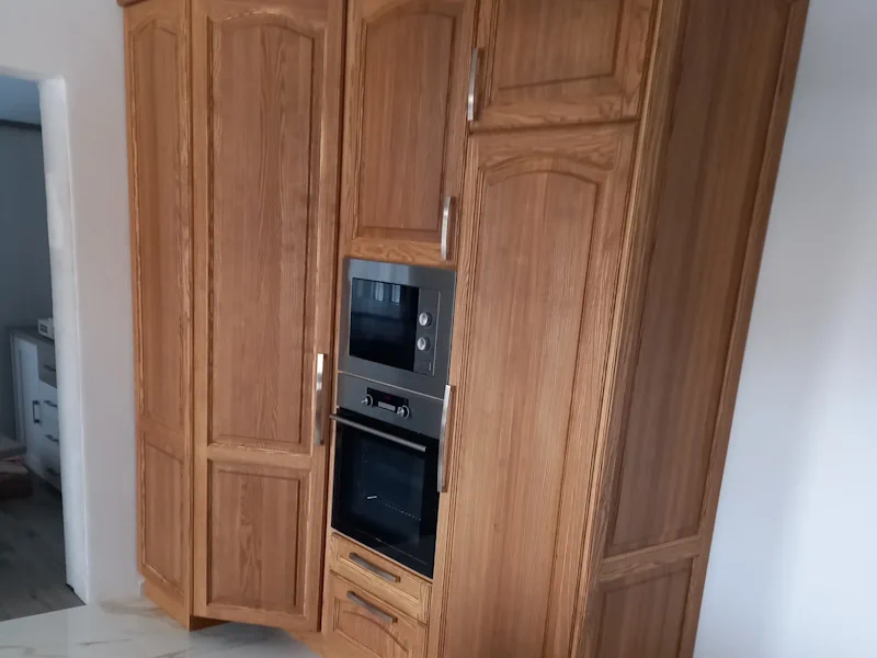 Kuchynská linka s drevenými dvierkami – pohľad 2