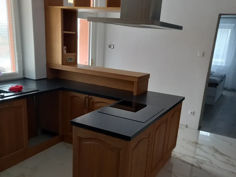 Kuchynská linka s drevenými dvierkami – pohľad 4