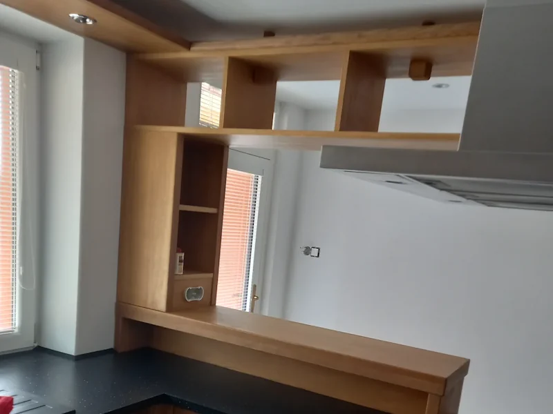 Kuchynská linka s drevenými dvierkami – pohľad 8