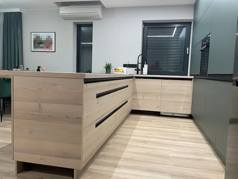 Kuchynská linka s laminovanými DTD dvierkami – pohľad 5