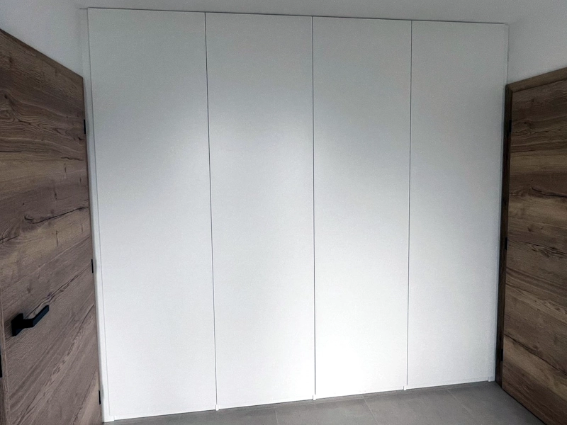 Vstavaná skriňa biela na mieru – pohľad 1