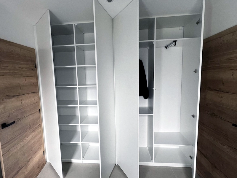 Vstavaná skriňa biela na mieru – pohľad 2