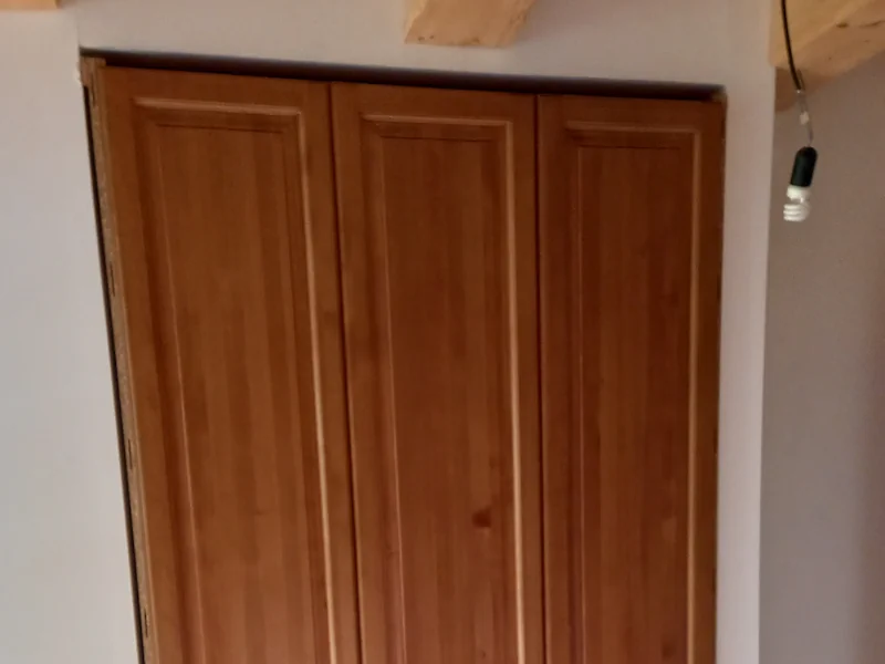 Vstavaná skriňa s drevenými dverami – pohľad 1