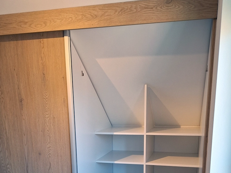 Vstavaná skriňa do šikmého priestoru - stropu – pohľad 2